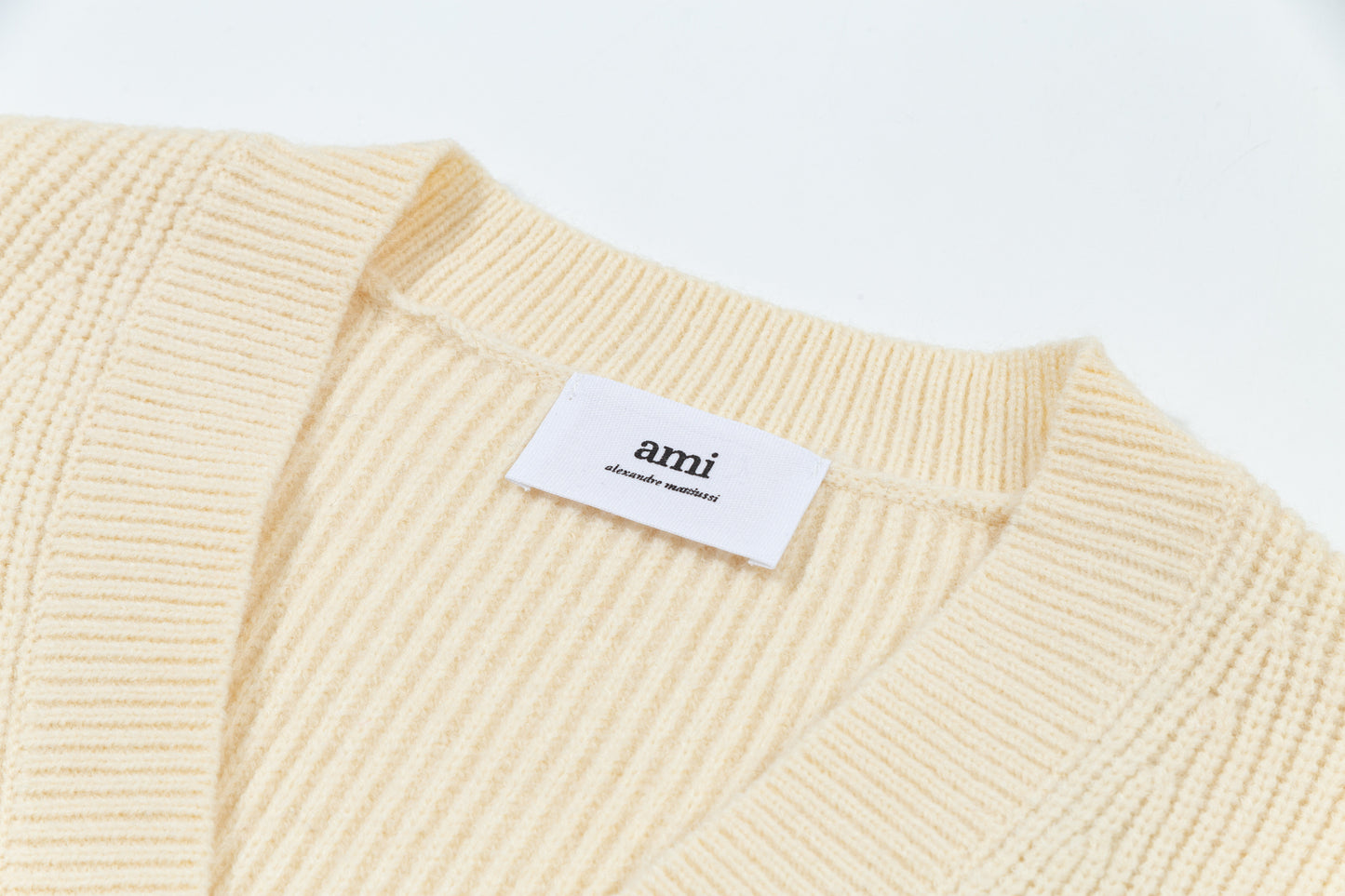 AMI SLEEVELESS V-NECK SWEATER