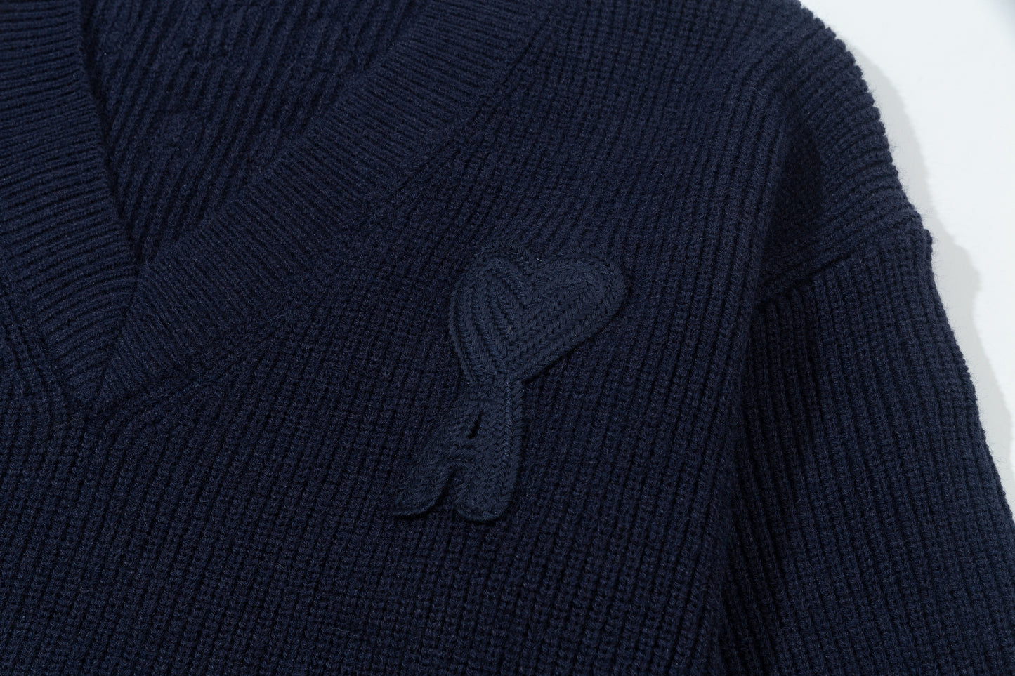 AMI LONG SLEEVE V-NECK SWEATER