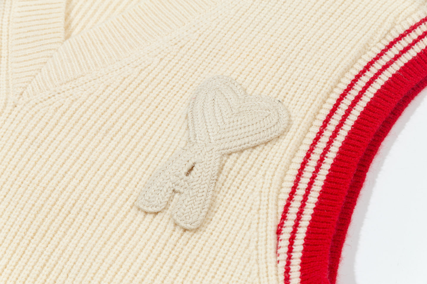 AMI SLEEVELESS V-NECK SWEATER